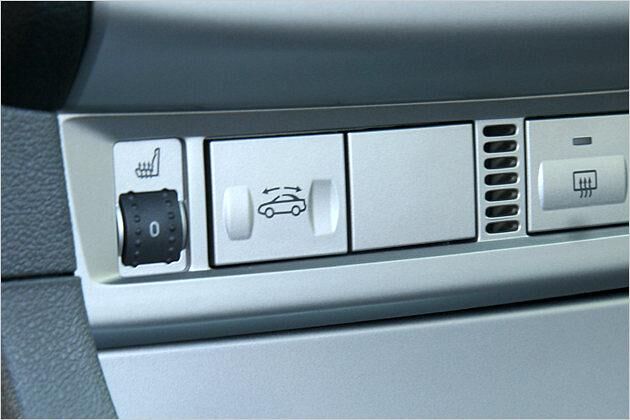 Der Schalter mit den Pfeilen ist zum Öffnen und Schließen des Dachs gut