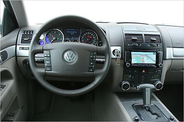 Das Cockpit ist aufgeräumt und übersichtlich gestaltet, die Bedienung funktioniert einwandfrei