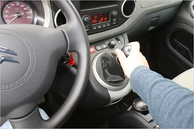 Der Hebel der Fünfgang-Schaltung ist erhöht neben dem Lenkrad angebracht