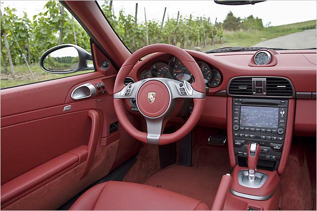 Die Stoppuhr auf der Armaturentafel ist Bestandteil des Sport Chrono Paket Plus