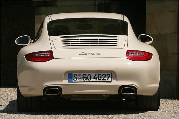 In der rechten Heckleuchte sind die LEDs (rot) deutlich zu erkennen