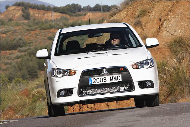 Das zweifarbige Logo im Lüftungsgitter weist auf die Ralliart-Ausstattung hin