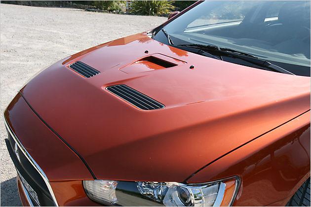 ... und natürlich die Evo-Motorhaube mit den charakteristischen Lüftungsschlitzen