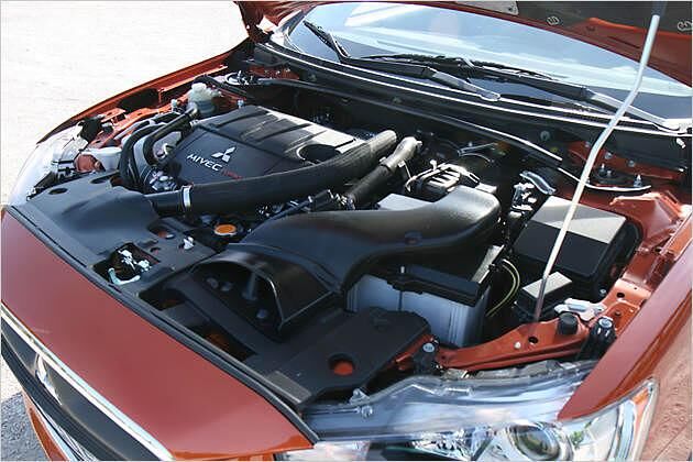 Unter dieser Haube sitzt der Zweiliter-Vierzylinder-Turbo mit 240 PS