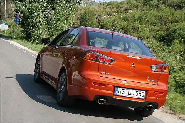 Kein Flügel auf dem Kofferraumdeckel: Am Heck wirkt die Ralliart-Limousine dezenter als der Evo