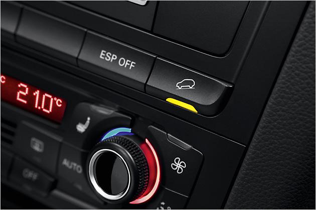 Offroad-Feature: Der serienmäßige Bergabfahrassistent wird am Armaturenbrett aktiviert ...