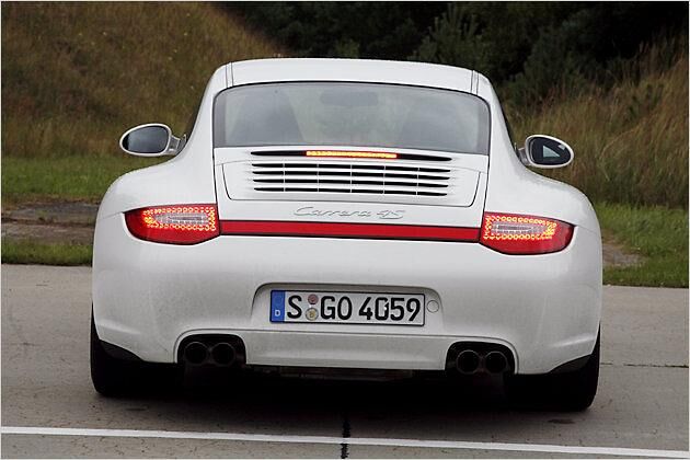 Wer nicht lesen kann, erkennt den 4S auch an den vier runden Endrohren