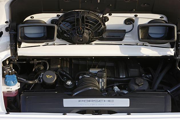 385 PS, gut versteckt: Vom 3,8-Liter-Boxermotor ist nicht viel zu sehen