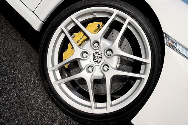 Jeden Cent wert: Die Keramikbremse liefert brutale Verzögerung. Kostenpunkt: 8.032,50 Euro