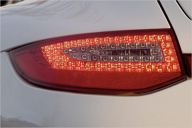 Auch neu: Ab sofort leuchten am Elfer-Heck LED-Einheiten