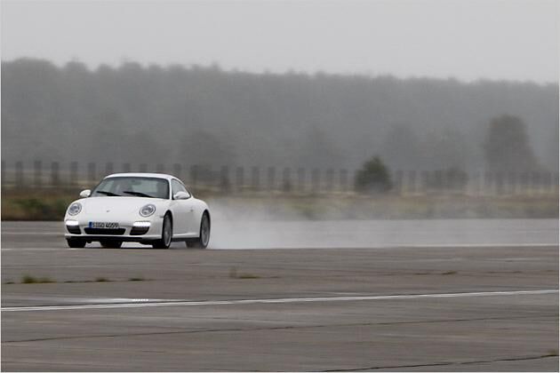 Ein Porsche im Anflug: Mit 260 km/h rast der Elfer über die ehemalige Startbahn in der Schorfheide