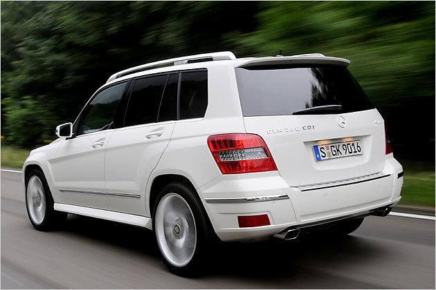 Das Heck fällt steil ab. Nur das außen hängende Reserverad fehlt