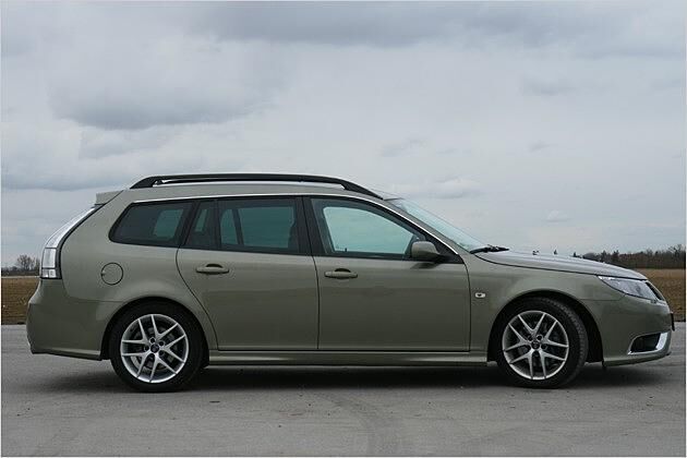 Fast blickdicht: Hinter der B-Säule setzen stark getönte Scheiben zusätzliche Akzente