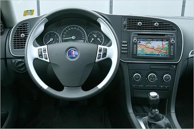 Typisch: Das Cockpit erinnert an klassische Saab-Modelle. Der Zierrat ist aus Plastik