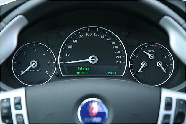 Ebenfalls typisch Saab: Die Ladedruck-Anzeige im Kombiinstrument