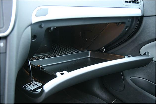 Karg: Unverkleidetes Hartplastik im großen Handschuhfach