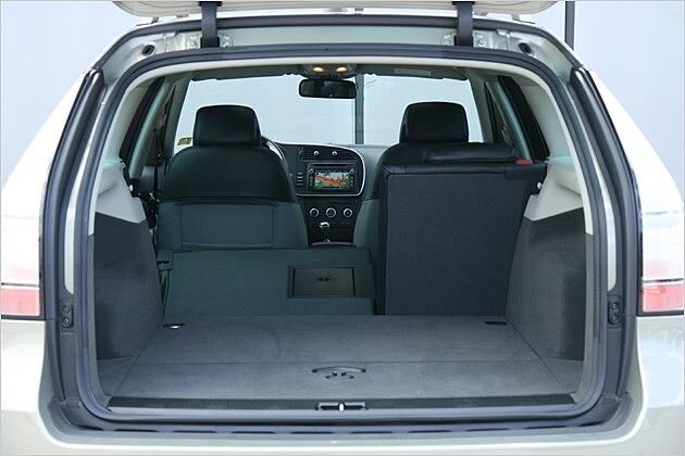 Wer die Rückbank komplett flach legt, erweitert den Laderaum auf 1.273 Liter