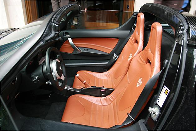 Dünn und bequem: Die Sportschalen des kalifornischen Roadsters