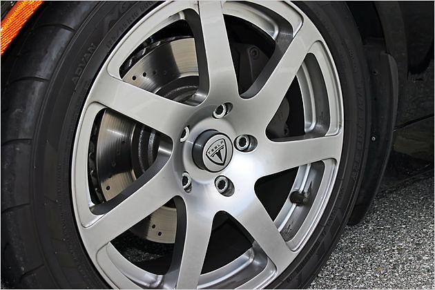 Beim Tesla kommen innenbelüftete Bremsscheiben zum Einsatz