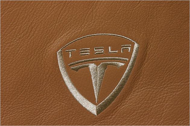 Stolz in die Sitz-Rücklehnen eingenäht: Das Tesla-Logo