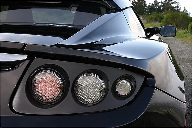 Modern gestylt: Der Tesla überzeugt mit glatten Flächen und Lichtkanten