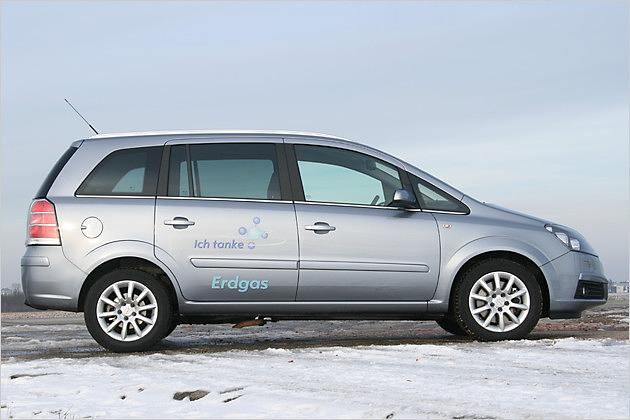 Auffällig ist das große vordere Dreiecksfenster