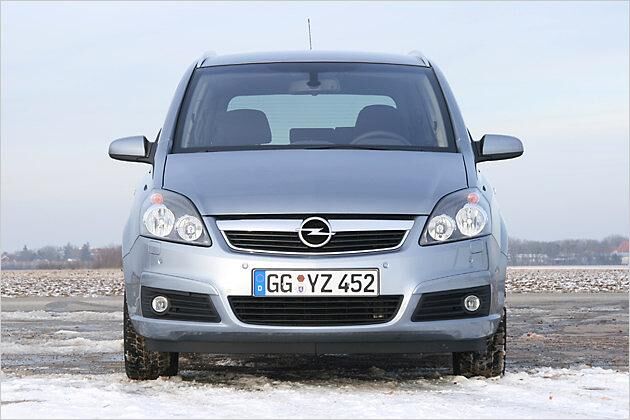 Die Frontpartie unseres Zafira präsentiert sich noch im alten Stil
