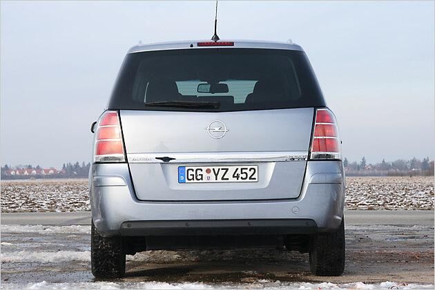 Unter anderem wurden beim Facelift die Heckleuchten leicht geändert