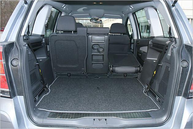 Die Rücksitzbank lässt sich vielseitig umlegen