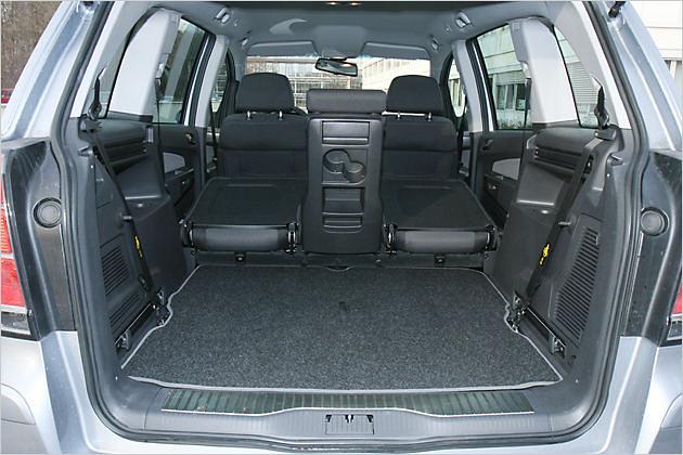 Im mittleren Rücksitz befinden sich Cupholder und Ablagefächer