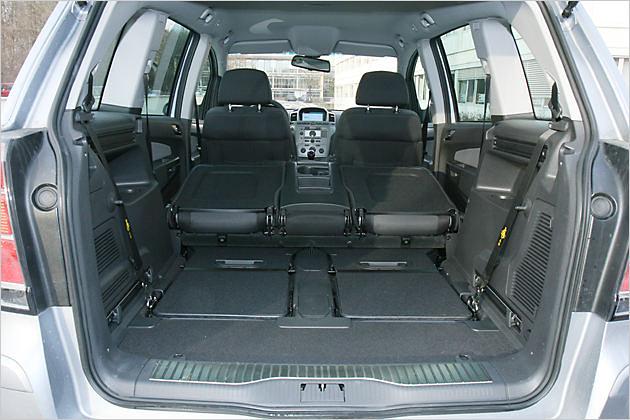 Bei umgeklappten Rücksitzlehnen ergibt sich eine störende Stufe