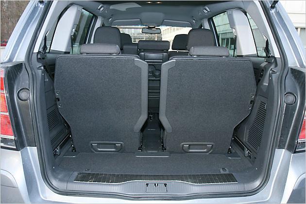 Mit aufgestellter dritter Sitzreihe bleibt ein Ladevolumen von 140 Liter übrig