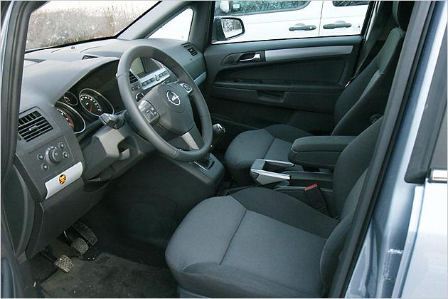 Bequeme Sitze und Mittelarmlehne vorne