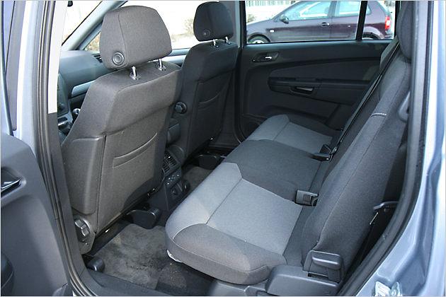 Dank verschiebbarer Sitzbank ergibt sich viel Platz für die Hinterbänkler