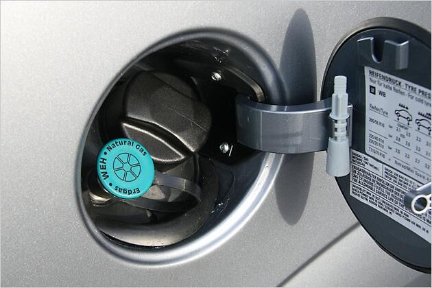 Links neben dem Benzin-Tankstutzen befindet sich der Adapter zur Erdgasbetankung