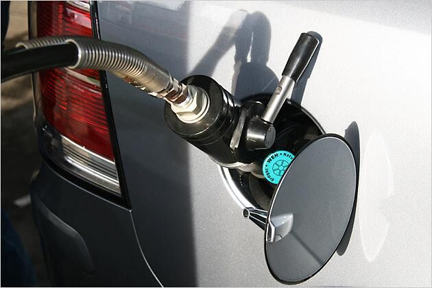 Zum Betanken wird der Schlauch aufgesteckt und mit dem Hebel verriegelt