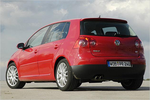 Der Doppelrohr-Auspuff am Heck kündet von seiner Kraft