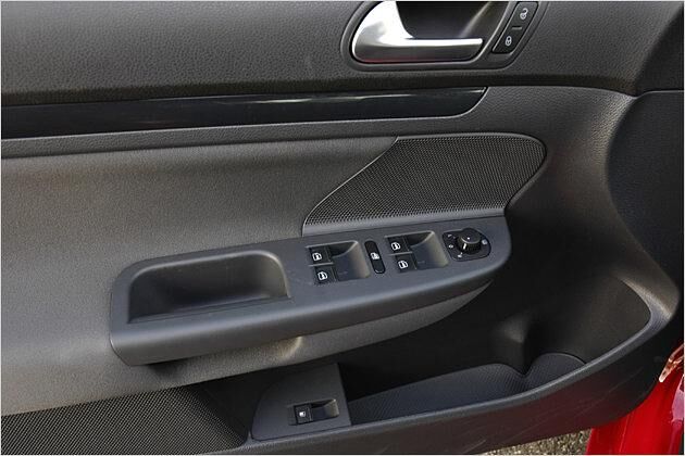 Vielfältiger Materialmix: Die Türverkleidung im Golf GT