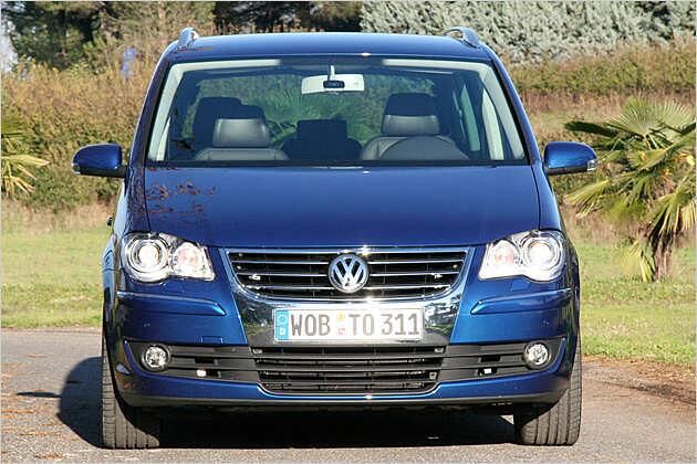 Spieglein, Spieglein am Touran ... Im Grill kann man jetzt sein eigenes Aussehen begutachten