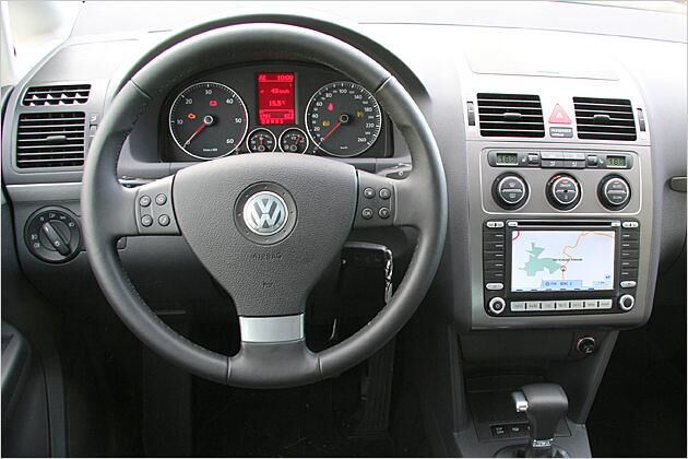 Cockpit: Nüchternes Armaturenbrett, aber schöne Instrumente