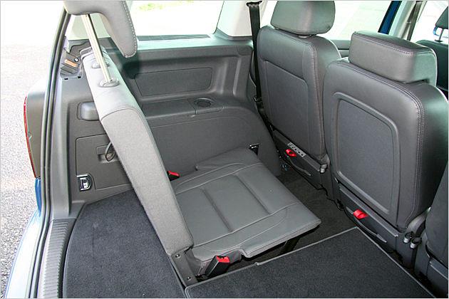 Die Sitze der dritten Sitzreihe sind recht dünn, aber dafür lassen sie sich in den Boden versenken