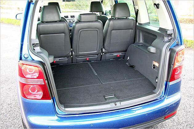 Bei fünfsitziger Konfiguration passen 695 Liter in den Touran-Kofferaum