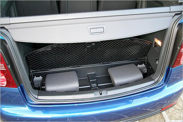 Die Kopfstützen der dritten Sitzreihe passen in ein Spezialfach