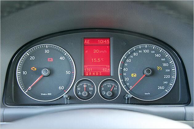 Instrumente: Weiße Ziffern, schwarzer Hintergrund, Chromringe und bunte Symbole