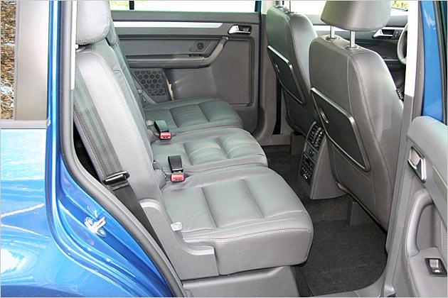 Auf den drei Einzelsitzen im Fond ist genug Platz für Erwachsene