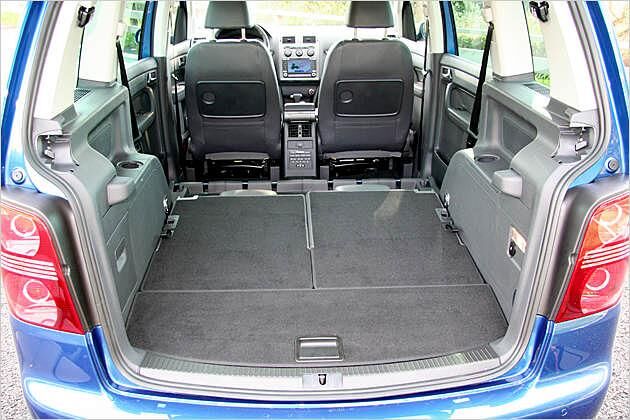 Nach Ausbau der drei Sitze passen sehr üppige 1.989 Liter in den Stauraum