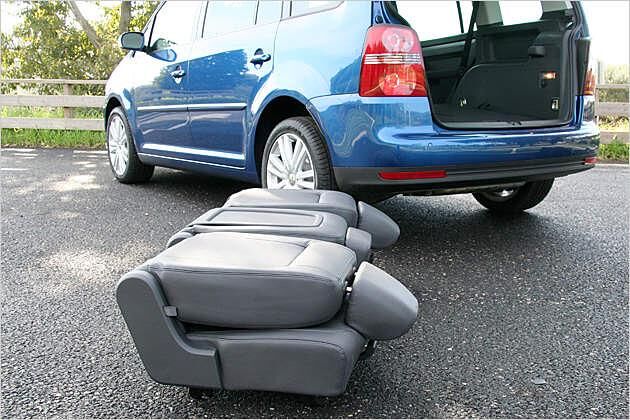 Die Sitze auszubauen ist nicht ganz einfach, sie zu schleppen nichts für Damen