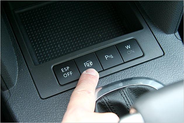 Park Assist: Das neue automatische Einparksystem wird per Knopfdruck eingeschaltet