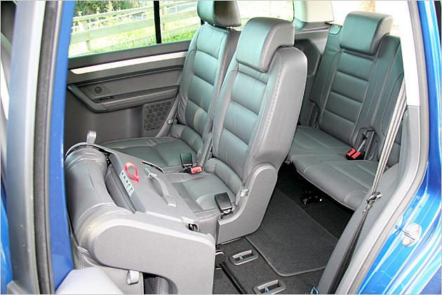 Zweiter Schritt: Die Möbel werden in die Senkrechte gekippt