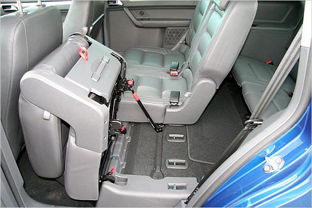 In der aufgestellten Position müssen die Sitze mit einer Stahlstange fixiert werden